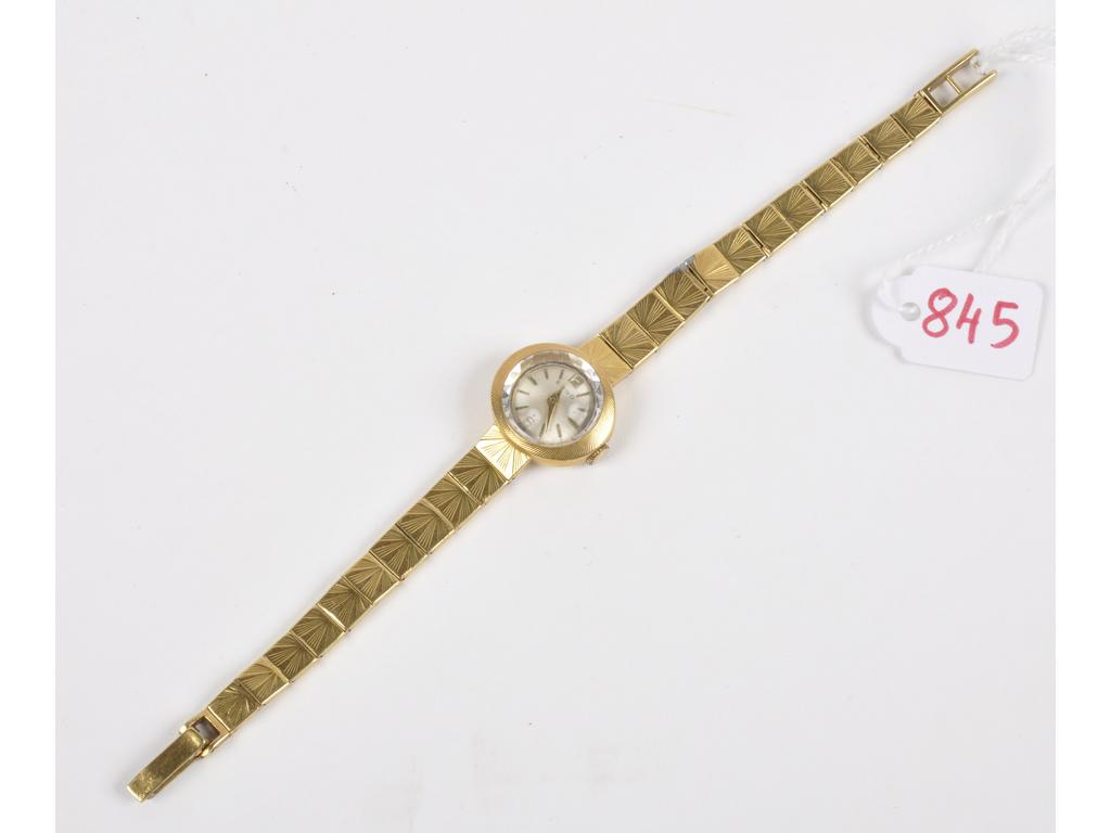 ERGO. Montre bracelet de dame en or jaune (AC). Bracelet accidenté avec soudures étain. Cadran taché. Verre rayé. PB: 25.7g