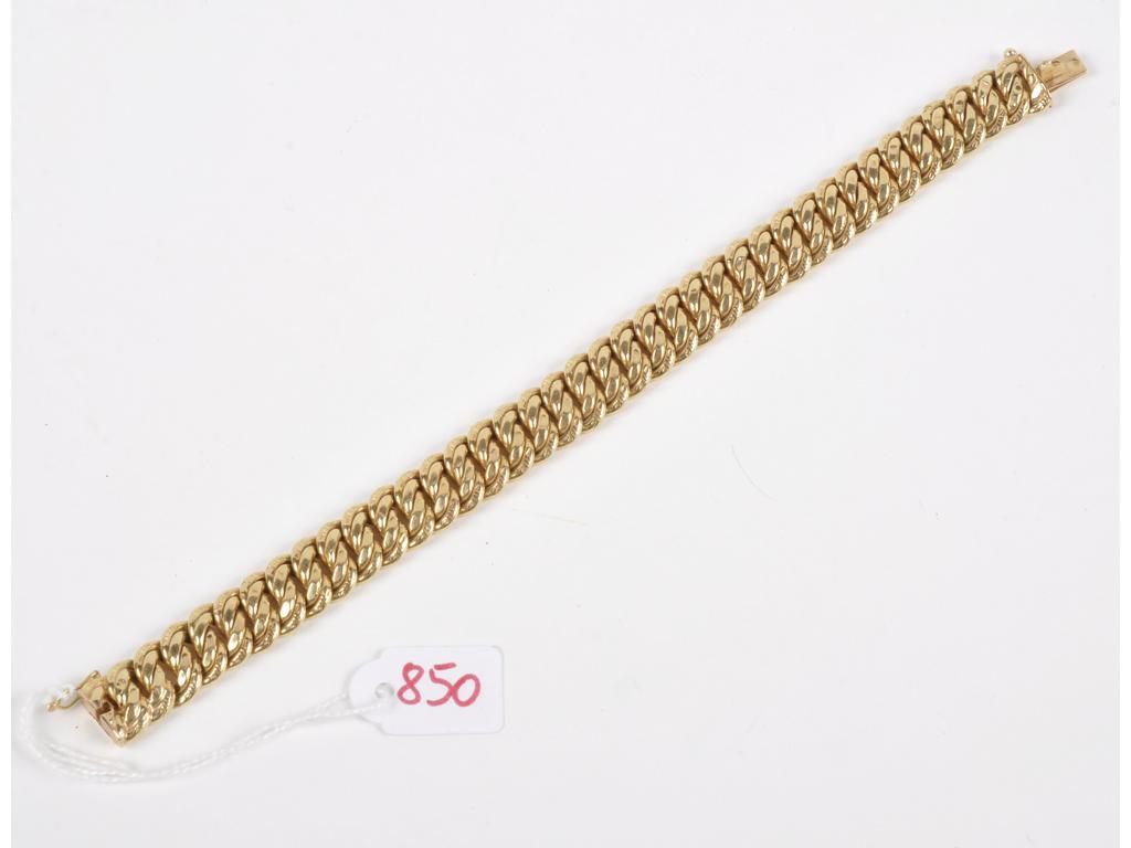 Bracelet maille américaine en or jaune. Poinçon tête daigle. Déformations. Larg: 12 mm. Long: 19.4 cm. PB: 14.5g