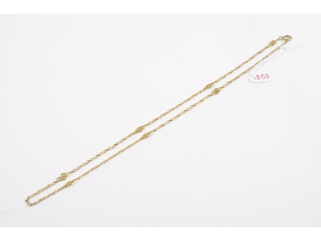Collier sautoir maillons filigranés en or jaune. Poinçons têtes daigle et rhinocéros. Anneau ressort or mixte. PB: 16.8g