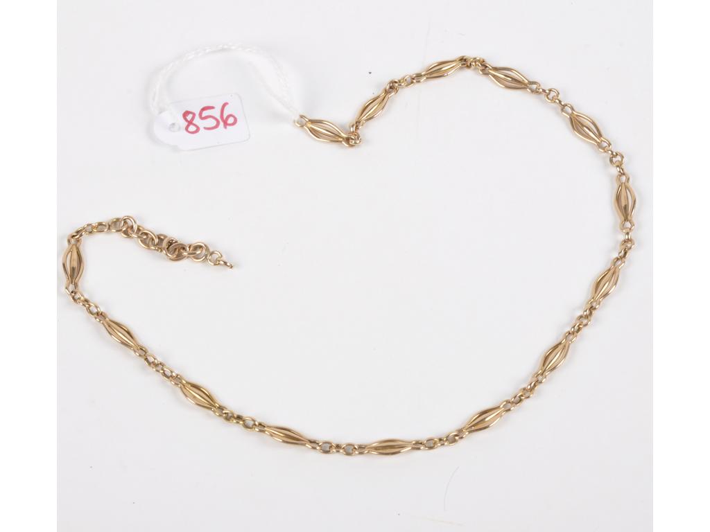 Collier accidenté à maillons ogives pincés en or rose. Poinçons têtes de cheval et rhinocéros. Anneau ressort or mixte. PB: 11.9g