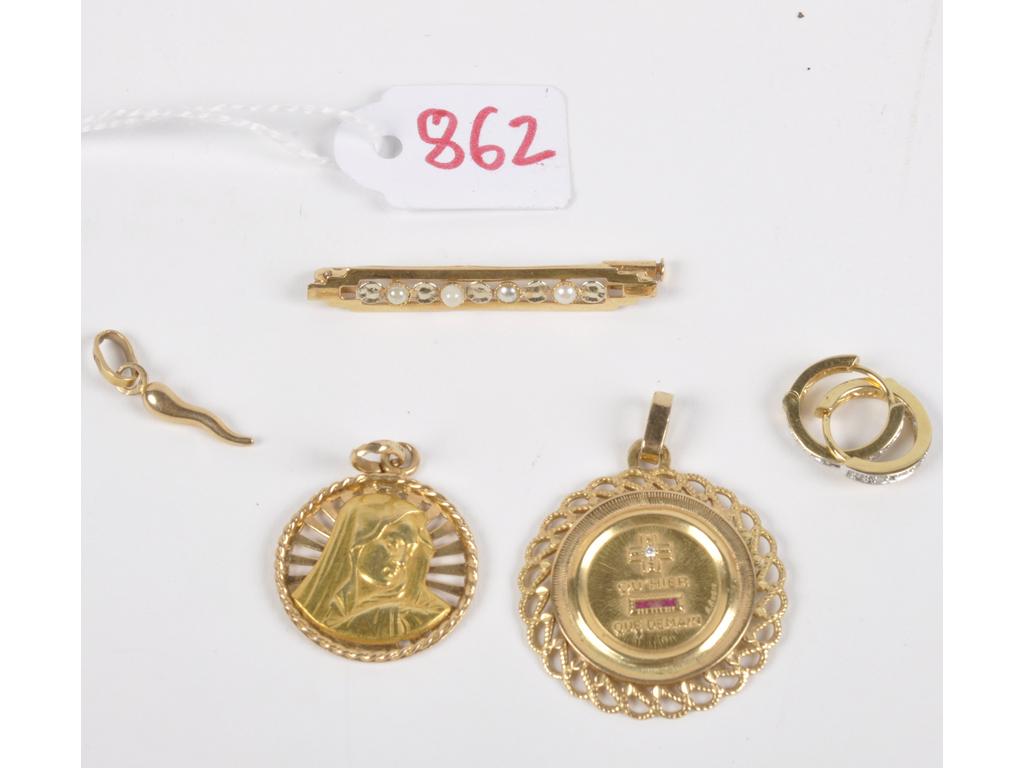 Lot de bijoux usés et avec déformations en or jaune ( AC) : 2 médailles dont une vierge et une médaille damour dAugis, une paire de créoles avec diamants et une broche barrette, pendentif piment/ corne dabondance. PB: 10.7g