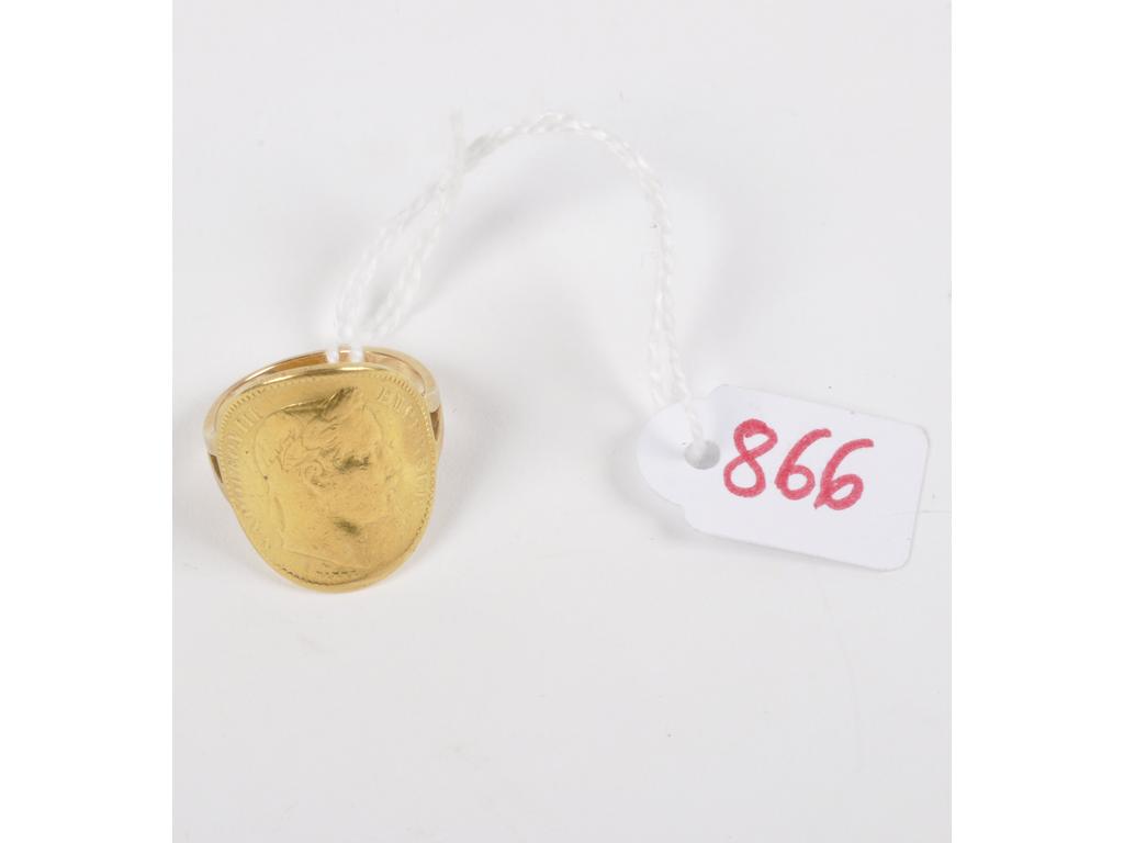 Bague galbée et ornée dune pièce or de 20 Francs Napoléon III sur or jaune. Poinçon tête daigle TDD: 55.5. PB: 8.3g