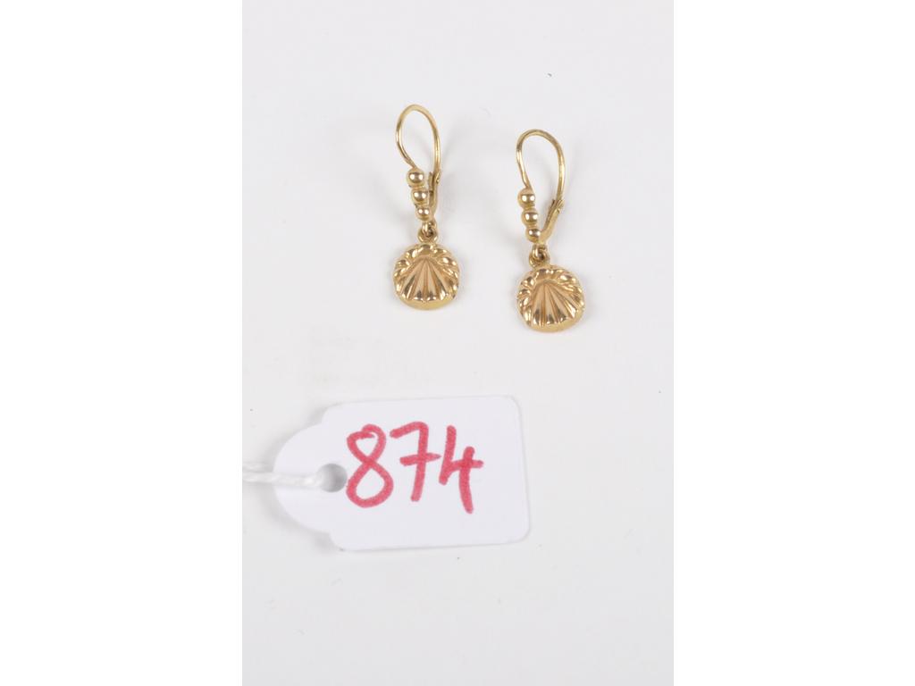 Paire de pendants doreilles brisures ornée chacune dune coquille Saint Jacques en or jaune. Poinçons têtes daigle. Hauteur : 20 mm. PB: 0.6g