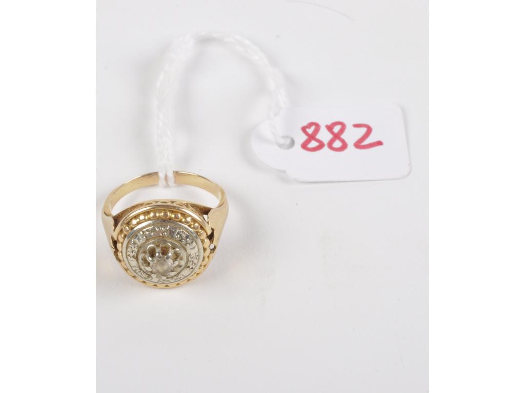 Bague ronde en or gris et or jaune sertie dune pierre dimitation incolore. Poinçon tête daigle. Usure et anneau coupé. PB: 4.6g