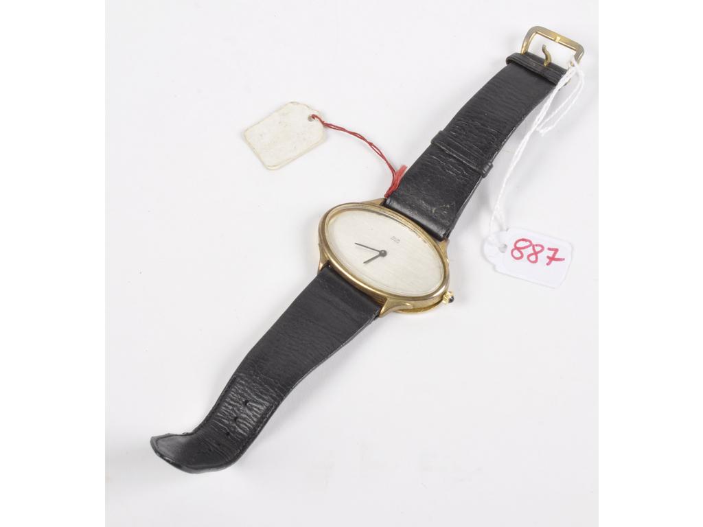 SUJA : N° 282. Vers 1960. Montre-bracelet en vermeil (800). Boîtier ovale, numéroté. Cadran argenté, signé. Mouvement mécanique. Dim. 42 x 26 mm. Poids brut : 34,00 g.