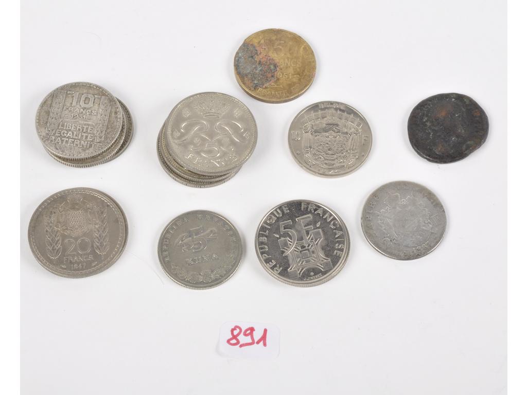 Lot de 3 pièces en argent comprenant : 1 pièce de 2 F Napoléon III tête laurée 1867, 2x pièces de 20 F Turin (1931 et 1938).  Poids total : 29,5g. On y joint 13 pièces en cupronickel et métal comprenant notamment des 5 F Rainier III, des 5 F Tour Eiffel, des 20 F Louis II et divers.