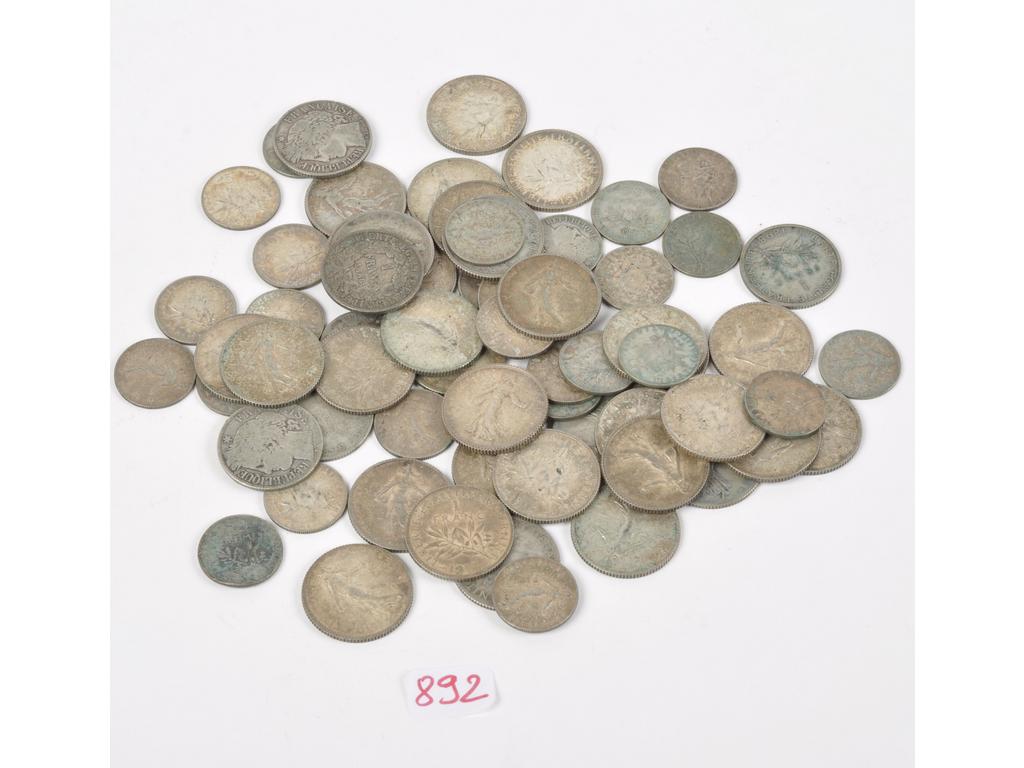Lot de pièces en argent comprenant : 36 pièces de 1 F Semeuse, 26 pièces de 50 CTS Semeuse et 3 pièces de 1 F Cérès (1872,1888 et 1894). Poids total : 261g.