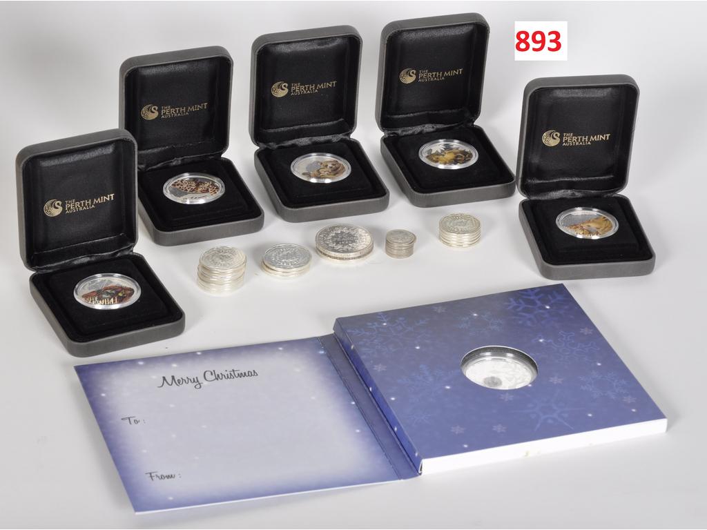 Lot de pièces en argent : 3 Hercule Dupré de 10 F + 5 pièces de 5  + 10 pièces de 10  + 3 pièces de 15  et 11 pièces de 50 centimes semeuses. Poids : 297 g. On joint : 5 pièces en argent 999/1000 avec motifs imprimés 
