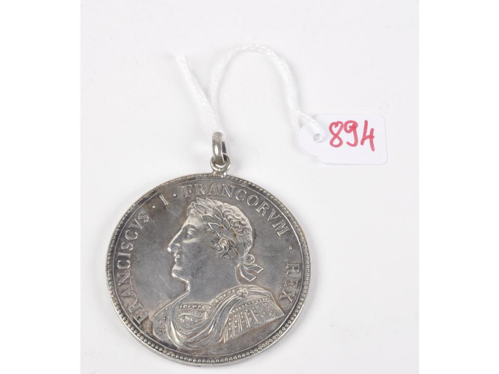Médaille en bronze argenté, à l'éfigie de François Ier. Montée avec une bélière en métal. Diamètre : 5.4 cm