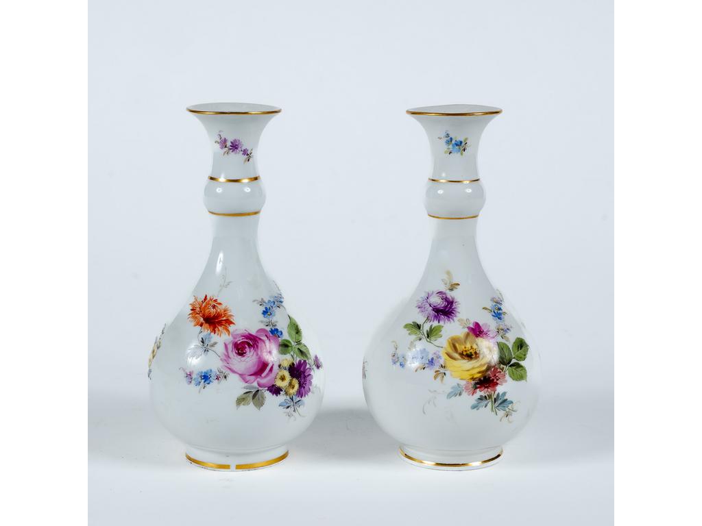 MEISSEN :  Paire de petits vases balustres en porcelaine à décor peint de bouquets de fleurs et liserés dorés. Vers 1900. Hauteur : 16 cm. (Petit éclat sur le pied d'un des vases)