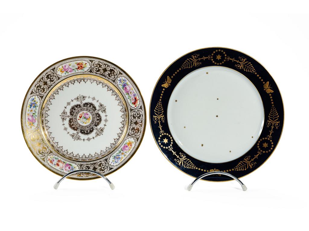 SEVRES - Deux assiettes :  Une en porcelaine à décor peint de fleurs ornées d'importants rehauts dorés (légères usures à la dorure). Signée et datée (18)86. Diamètre 22.5 cm. La seconde en porcelaine à décor d'un semi d'étoiles, l'aile à fond gros bleu et doré. Signée et datée (19)40. Bon état. Diamètre : 24.5 cm.