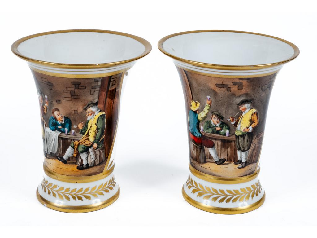 PARIS : Paire de petits vases cornets en porcelaine à décor polychrome de scènes de tavernes, gerbes de fleurs et rehauts dorés. Epoque XIXème siècle. (Un petit éclat à la base de l'un). Hauteur : 15 cm et diamètre : 13.5 cm.