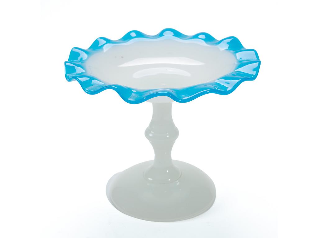 Drageoir en opaline blanche et bord en collerette surligné de bleu. Bon état. Hauteur : 18 cm.
