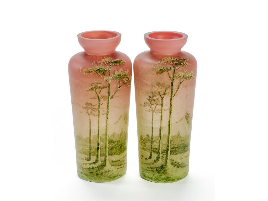 Paire de petits vases en verre teinté rose à décor émaillé vert d'un paysage et de grands arbres. Epoque 1900/1920. Bon état. Hauteur : 11 cm.