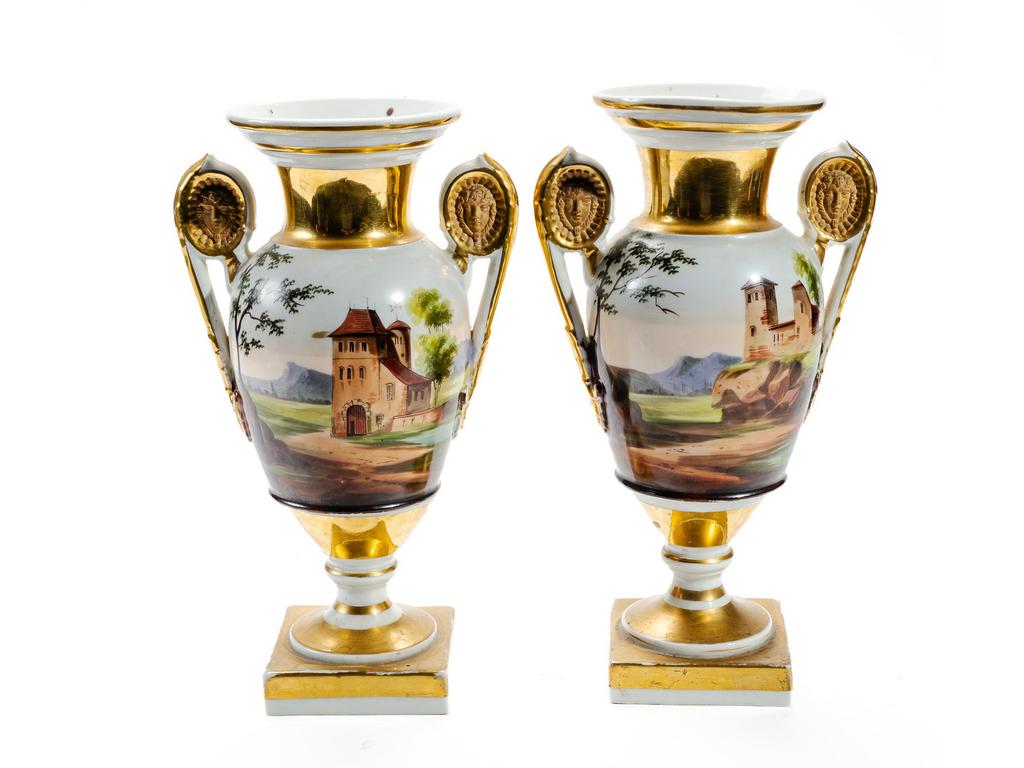 PARIS : Paire de vases balustres en porcelaine blanche entièrement dorés et peints de paysages et de bâtisses. Epoque Restauration. Bon état. Hauteur : 30 cm.