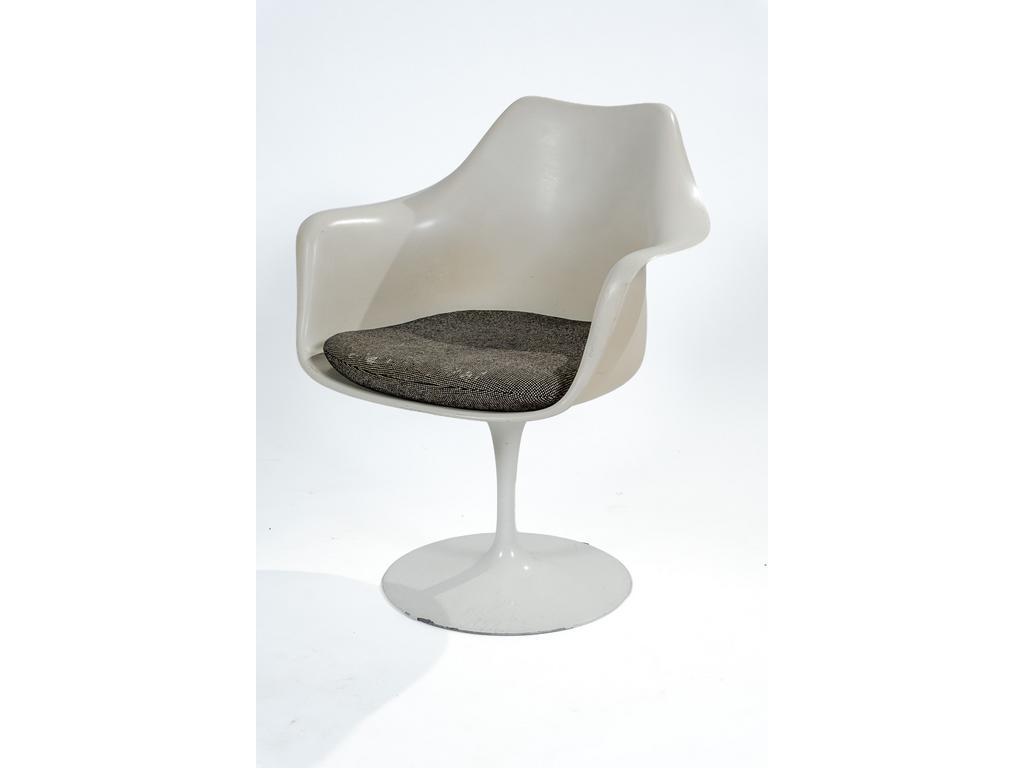 D'après Eero SAARINEN (1910-1961), Edité par KNOLL : Fauteuil Tulipe (1956) en fibre de verre reposant sur un pied en fonte d'aluminium laqué blanc. Assise garnie d'un coussin en tissu amovible à velcro. (Déchirures aux velcros du coussin et usures).