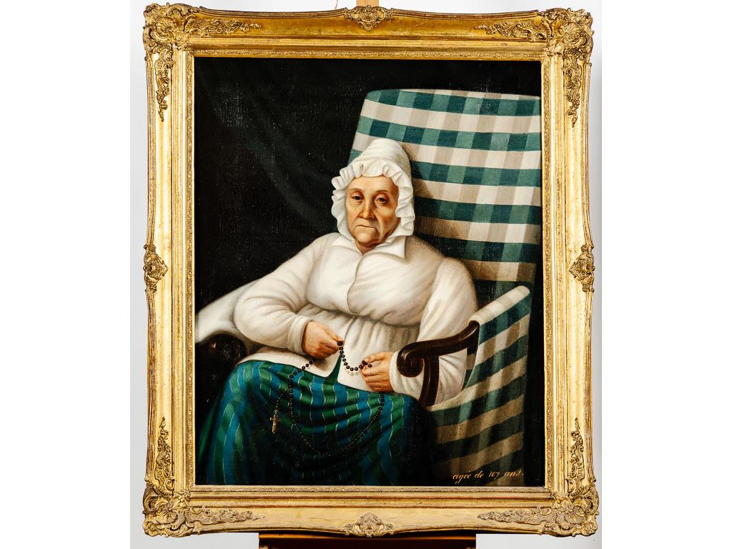 Ecole française du XXe : Portrait d'une femme âgée de 107 ans. Huile sur toile (restaurations). Dans un cadre en stuc doré de style rocaille. Dim : 100x81.5 cm