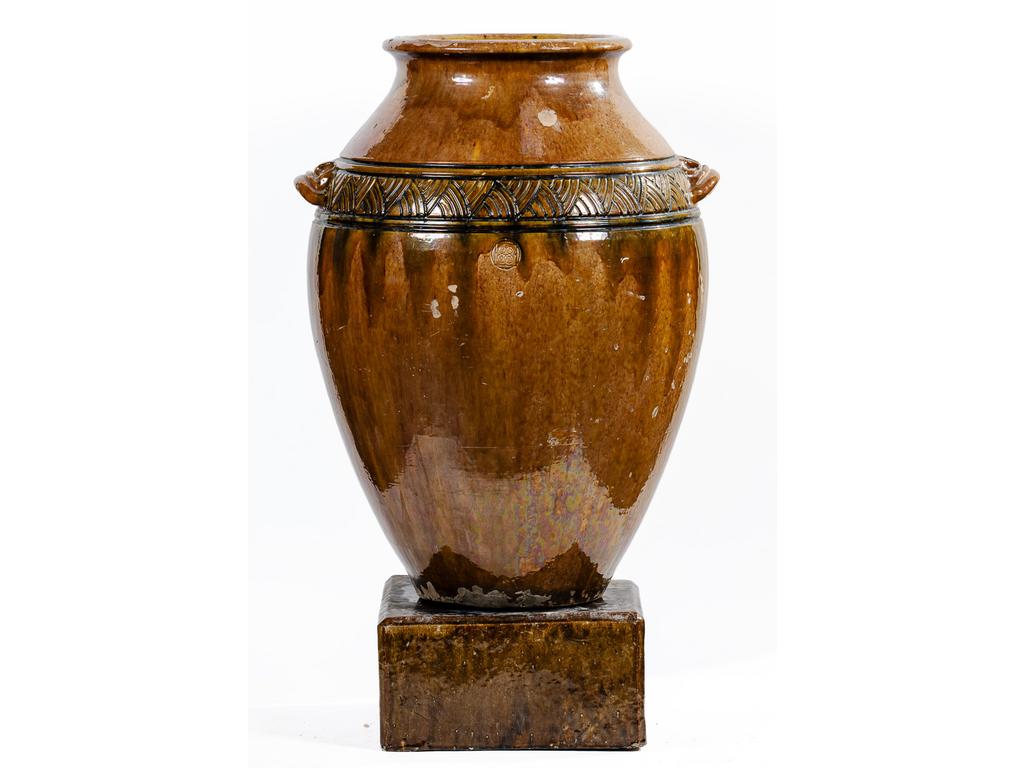 BIOT : Grande jarre en terre cuite émaillée à décor incisé d'une frise géométrique reposant sur un socle carré. Signé au cachet. (Petits éclats et sauts d'émail). Hauteur totale : 104 cm.