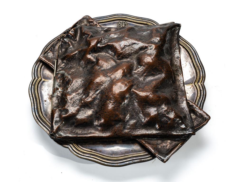 Curieuse assiette creuse en métal argenté, signée VEYRAT Paris, transformée en boite à décor en trompe l'oeil. (accidents et restaurations). Diamètre : 26 cm