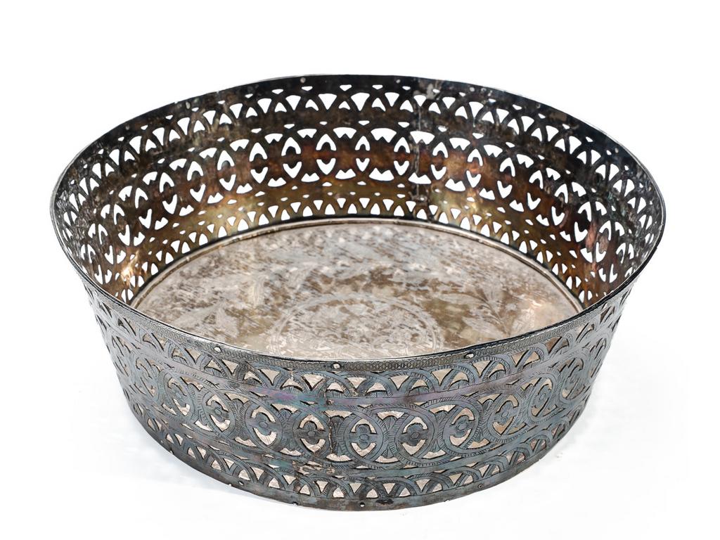 Grande coupe ajourée en argent (900°/°°) à décor ciselé de végétaux. Travail tunisien du XIXe. Poinçon de 
