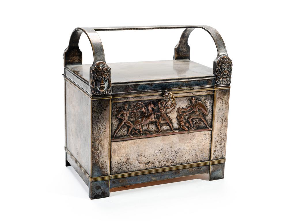 WMF : Coffre à bijoux rectangulaire des années 1930 en métal argenté, à décor de mascarons et frise de personnages dans le goût de l'antique. Intérieur capitonné de soie. Avec sa clé. (Usures à l'argenture). Dim : 26 x 24 x 16 cm.