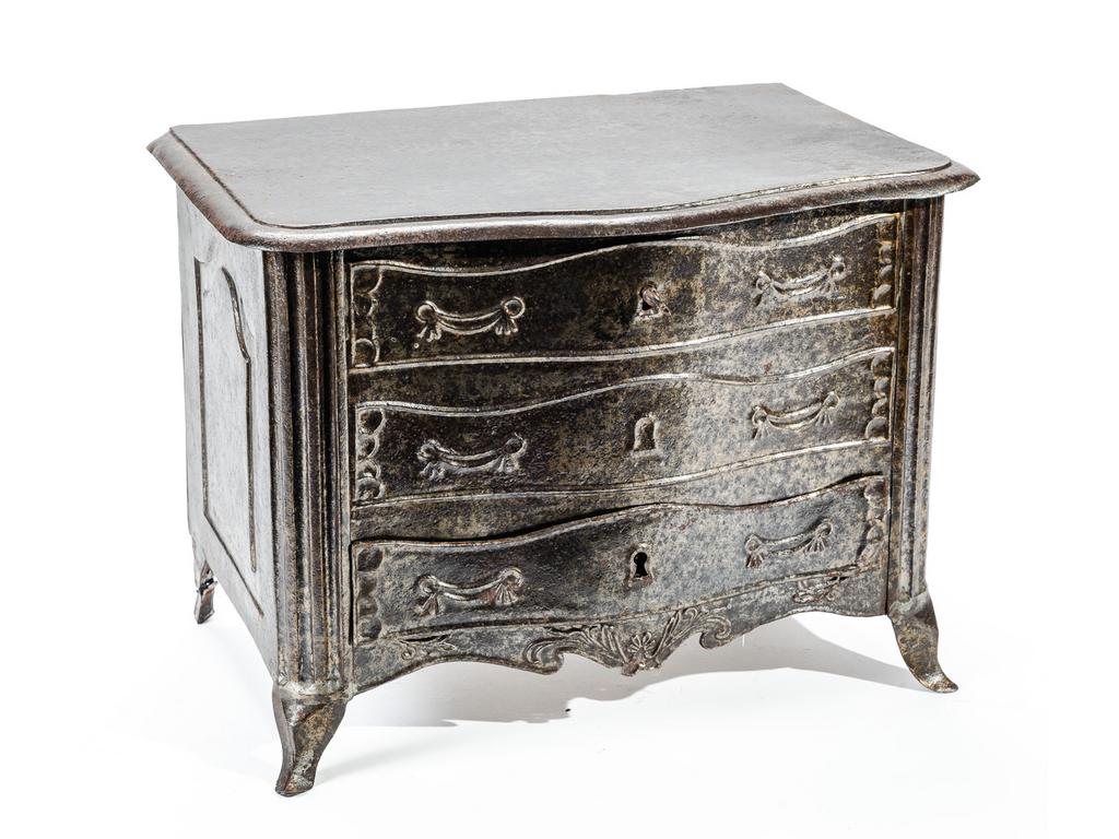 Barbière en tôle en forme de commode de style Louis XV ouvrant par un tiroir et un abattant découvrant un intérieur compartimenté. Epoque fin du XIXème siècle. (Manque le miroir intérieur, restaurations et les deux pieds antérieurs à ressouder). Dim : 27 x 37 x 23 cm.