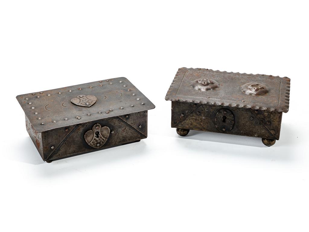 Hugo BERGER dit GOBERG (XXe) : Deux coffrets rectangulaires en métal martelé à décor clouté reposant sur quatre petits pieds. Signés. (ouverts sans clés). Dim : 7x17x11.5 et 6x17x11.5 cm