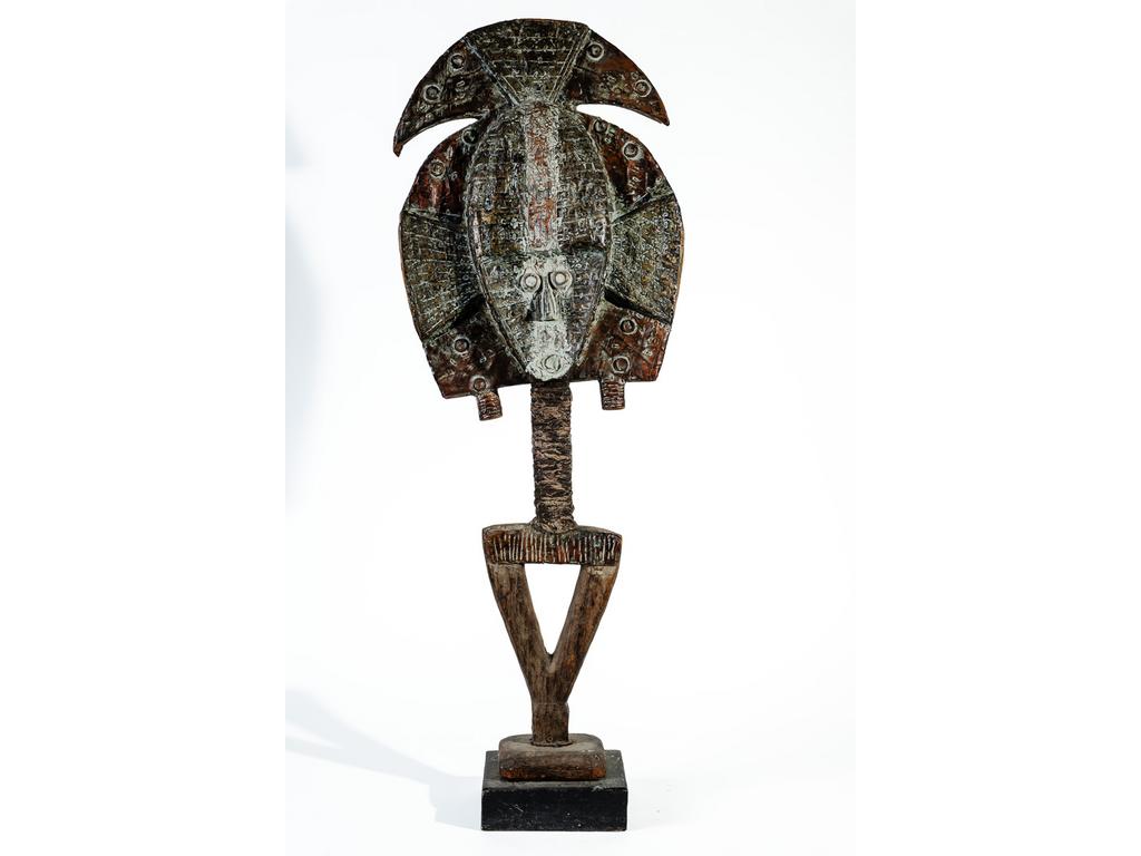 Grand reliquaire KOTA à décor de tissu et plaques de laiton et cuivre, agrafées sur âme de bois. Soclé. (Fentes, accidents et pied restauré). Hauteur : 112 cm.