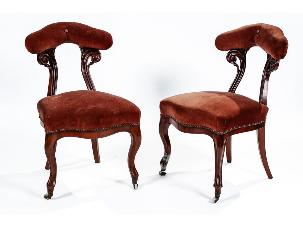 Paire de chaises dites de fumeur en acajou et placage d'acajou à dossier ajouré à décor de volutes. Garniture de velours. Travail Anglais fin du XIXème siècle. (Un pied cassé).