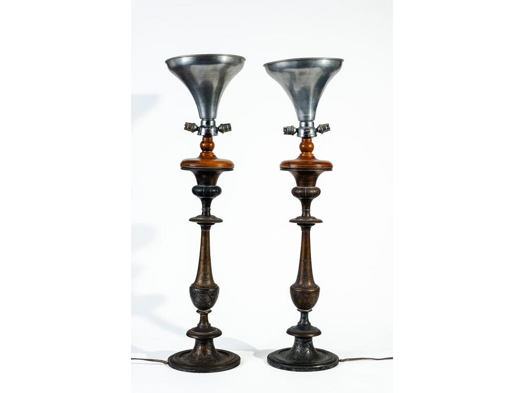 Paire de pique-cierges à fûts balustres en bronze et laiton, en partie argentés, à décor damasquiné d'entrelacs et végétaux stylisés. Travail probablement espagnol du XVIIIe. (percés et montés en lampe). Haut. totale : 91.5 cm