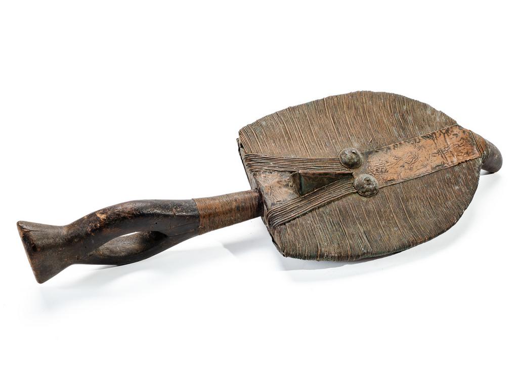 Reliquaire KOTA en bois à décor de plaques et fils de laiton et cuivre (non soclé). Haut : 53 cm
