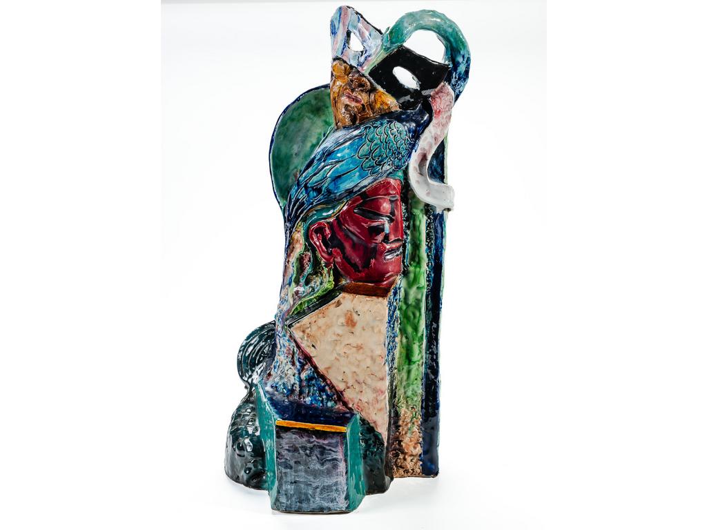 Pierre LEBASQUE (1912-1994) : Important groupe en terre cuite polychrome figurant un héron et des visages. Signé. Hauteur : 72 cm.