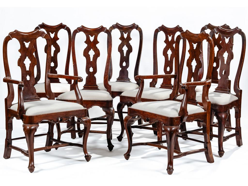 Suite de deux fauteuils et six chaises de style Chippendale en acajou et placage d'acajou à dossier ajouré, reposant sur des pieds cambrés réunis par des entretoises. Assises à galettes garnies de tissu. Epoque XIXème siècle. (Trous de xylophages, chocs et petits manques).