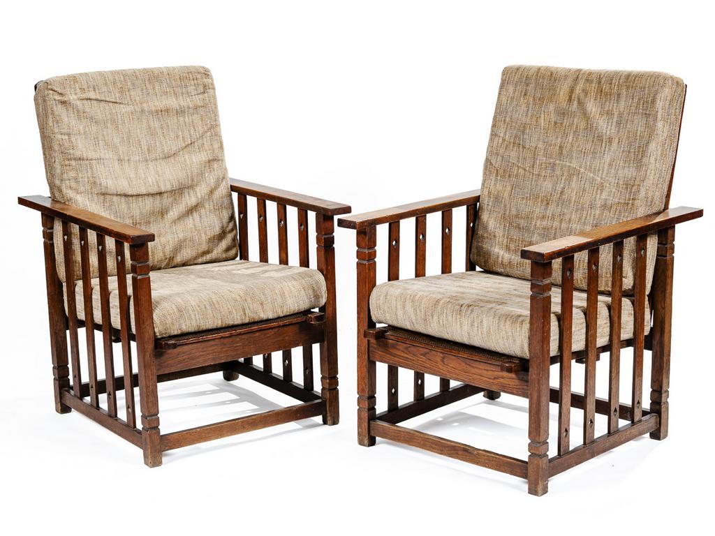 Paire de fauteuils de repos en bois à dossier inclinable garnis de tissu et reposant sur un piétement à entretoise. Vers 1940.