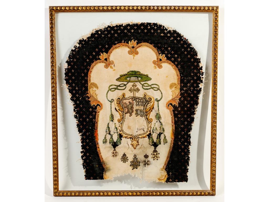 Paire de garnitures de sièges brodées, encadrées sous verre, aux armes de Théodore Augustin FOURCADE, Evêque de Nevers puis Archevêque d'Aix en Provence. Epoque XIXe. Dimensions de chaque cadre : 71x62.5 cm