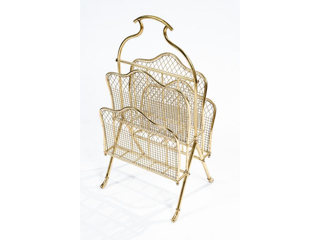 Porte-revues en laiton à quatre compartiments grillagés reposant sur des petits pieds courbés. Vers 1900. Dim : 79 x 40 x 33 cm.
