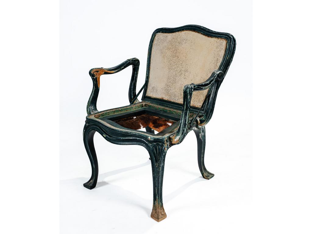 Ancienne chaise d'aisance de style Louis XV en noyer laqué à dossier rabattable doublé de zinc. Elle repose sur quatre petits pieds cambrés. Travail étranger, transformé en fauteuil postérieurement (Manque l'assise et saut de laque).