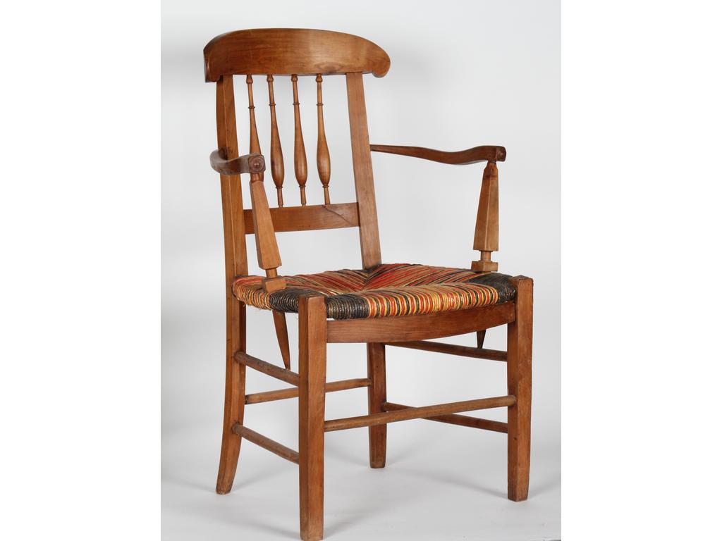 Petit fauteuil paillé en bois naturel à dossier ajouré de barreaux fuselés. Epoque XIXème siècle. (Un accotoir cassé).
