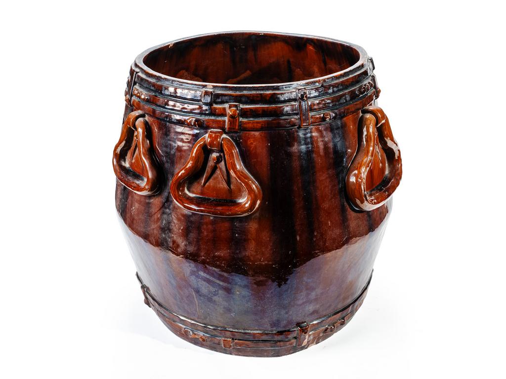 Grande jarre en terre cuite vernissée à décor en trompe l'oeil de cerclages de tonnellerie et poignées. Datée 1901 sous la base. (éclats). Haut : 51 cm. Diam : 42 cm