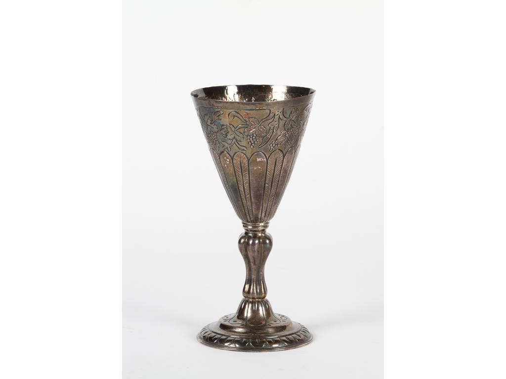Verre à pied en argent à décor repoussé et ciselé de grappes de raisins. Poinçons aux Fermiers Généraux du COMTAT VENAISSIN, Carpentras vers 1770. Poinçon du Maître orfèvre Jean-Claude RAYMOND (?). Hauteur : 15,5cm. Poids : 110g.