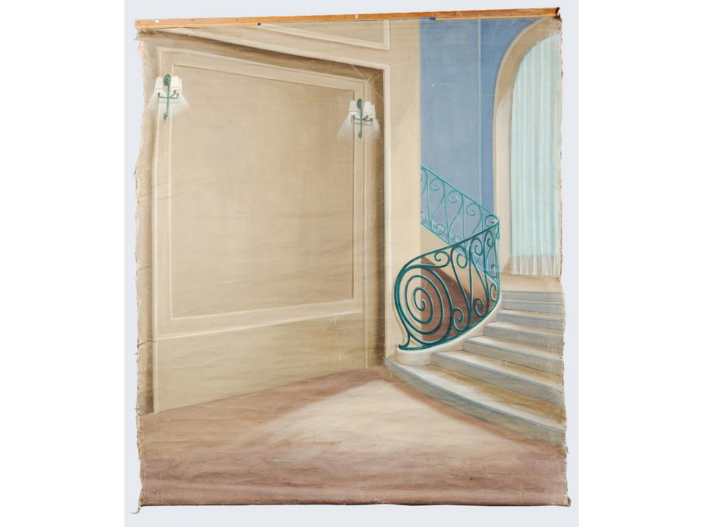 Ecole française moderne : La descente d'escalier. Huile sur toile (sans cadre ni chassis, usures et déchirures). Probablement ancien fond de photographe. Dim : 258x229 cm
