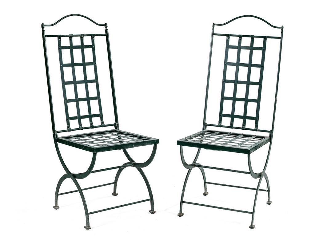 Hervé BAUME, à Avignon : Paire de chaises de jardin en fer forgé laqué vert.