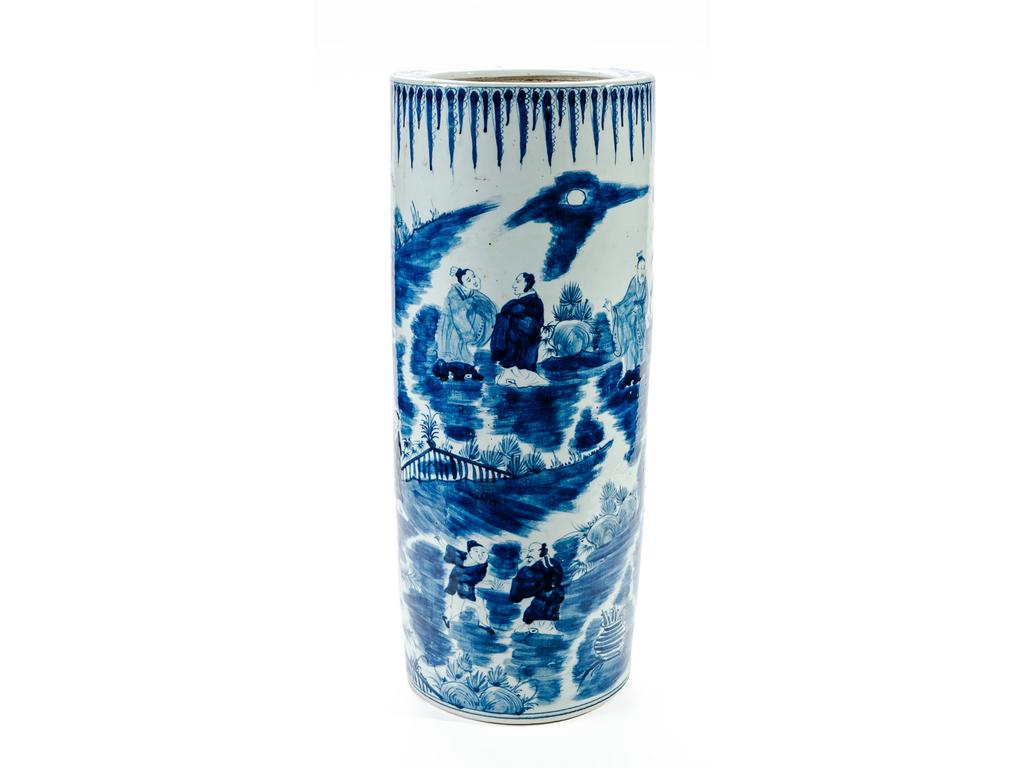 CHINE : Porte-parapluie en porcelaine à décor bleu et blanc de personnages dans un paysage. Hauteur : 61.5 cm. Diamètre : 24.5 cm.
