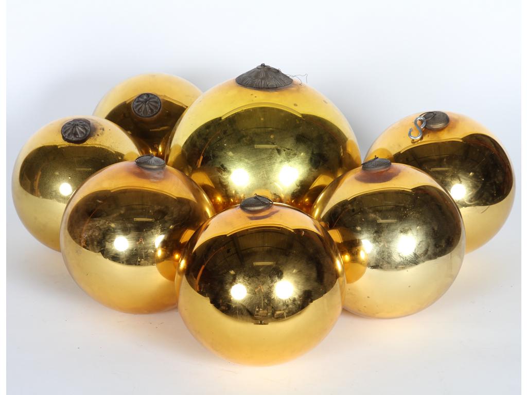 Lot de sept boules dites de pardon en verre mercurisé doré. Diamètres : de 18 à 27 cm