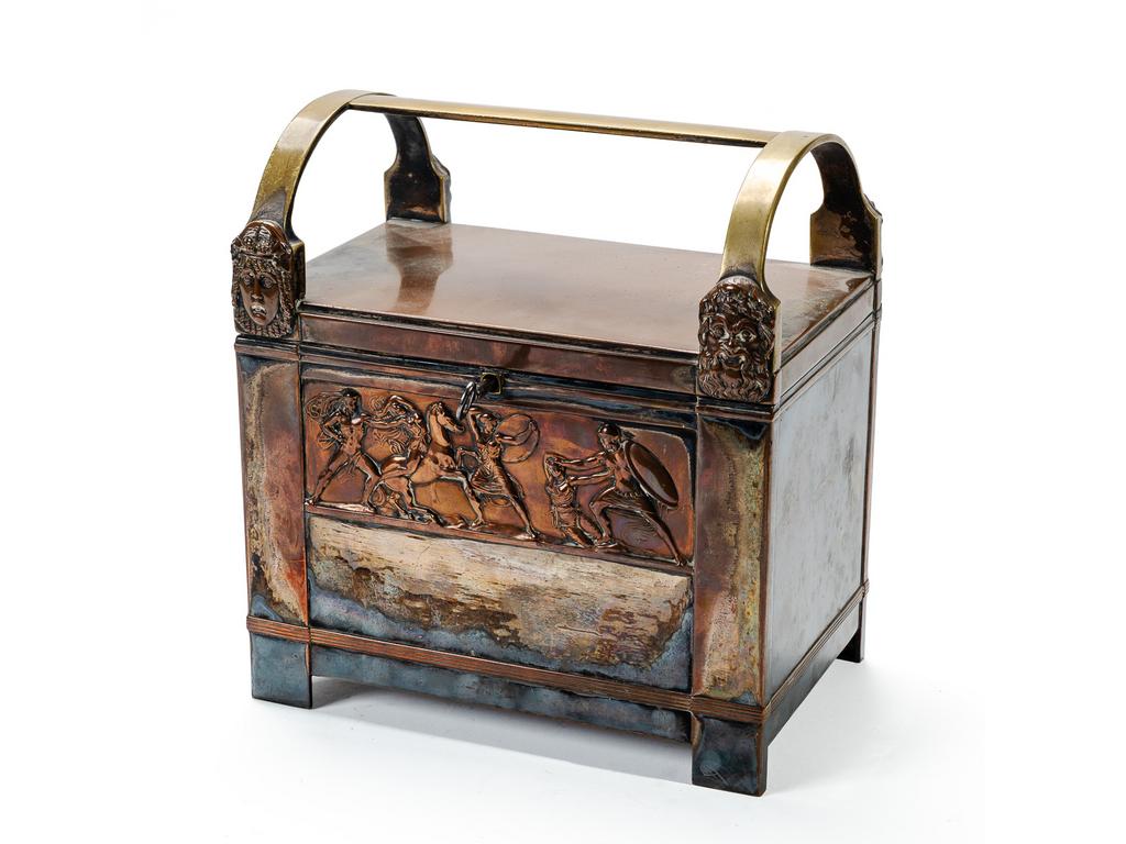 Coffre à bijoux rectangulaire des années 1930 en métal argenté à décor de mascarons et frise de personnages dans le goût de l'antique. Intérieur capitonné de soie. Avec sa clé. (Usure à l'argenture). Dimensions : 26 x 24 x 16 cm.