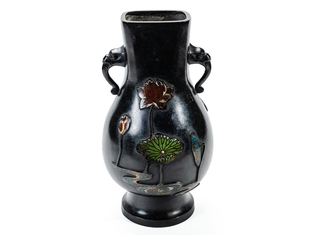 CHINE : Vase à anses de forme balustre en bronze patiné à décor de végétaux en émail cloisonné. Haut : 30 cm