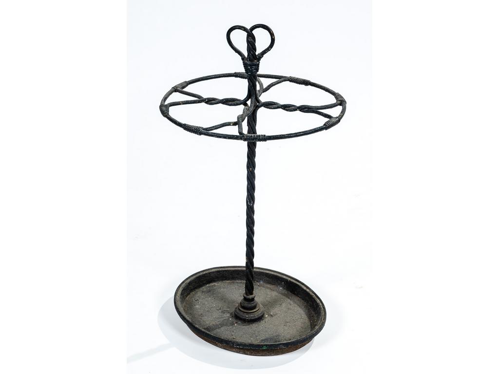 Un porte-parapluies en fonte et fer forgé à décor de vannerie. Hauteur : 66 cm.
