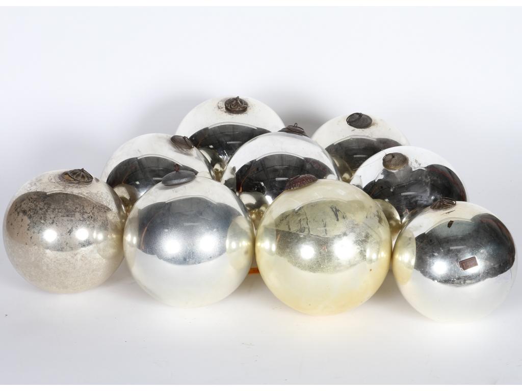 Lot de neuf boules dites de pardon en verre mercurisé. Diamètres : de 17 à 21 cm