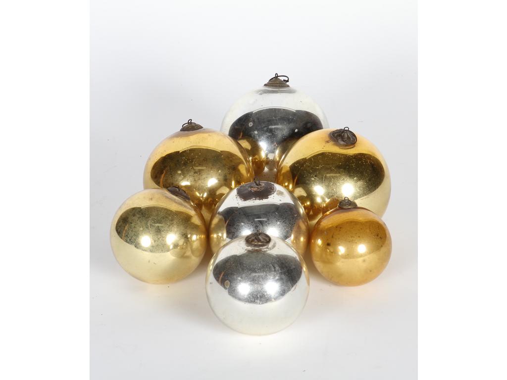 Lot de sept boules dites de pardon en verre mercurisé argenté et doré. Diamètres : de 8 à 13 cm