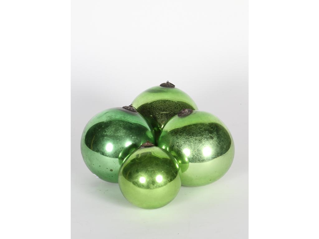 Lot de quatre boules dites de pardon en verre mercurisé teinté vert. Diamètres : de 11 à 15 cm